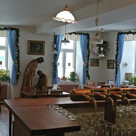 Restaurace A Penzion Ubrousku Prostri Se Nova Bystrice Exterior photo