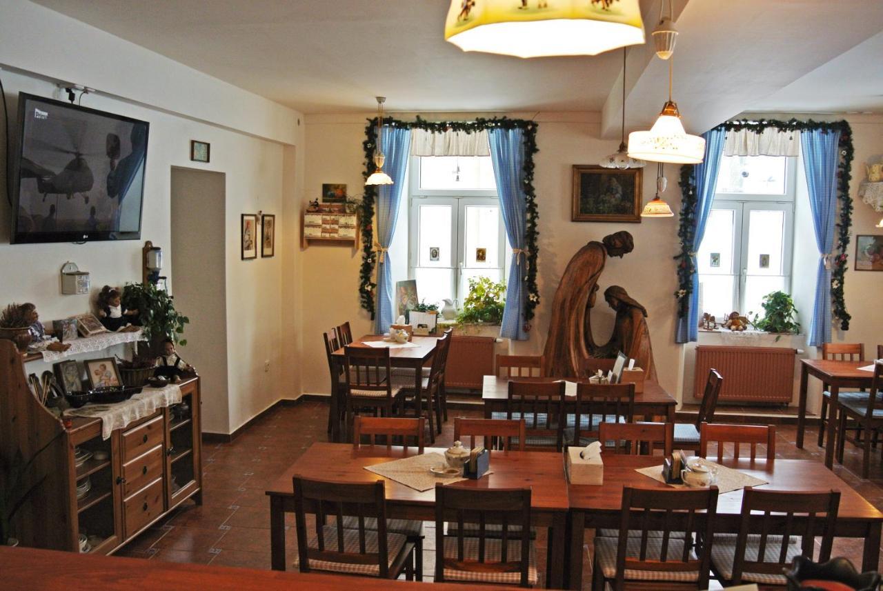 Restaurace A Penzion Ubrousku Prostri Se Nova Bystrice Exterior photo